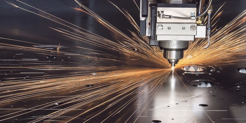 CNC-Laserschneidmaschine in Betrieb