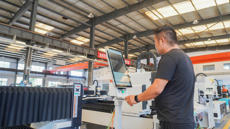 CNC-Laserschneidmaschine in Betrieb